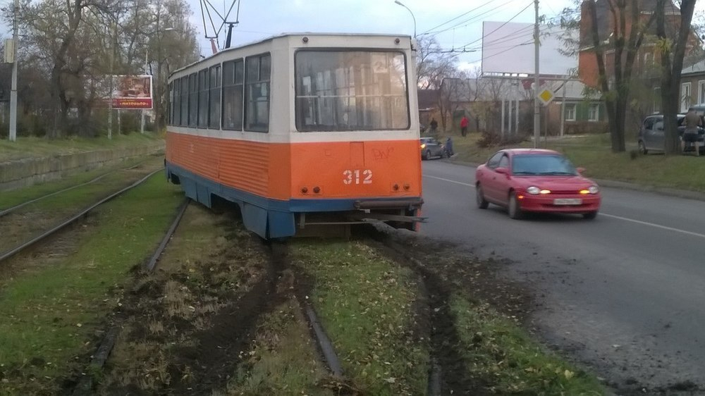 В Таганроге очередной трамвай перегородил рельсы