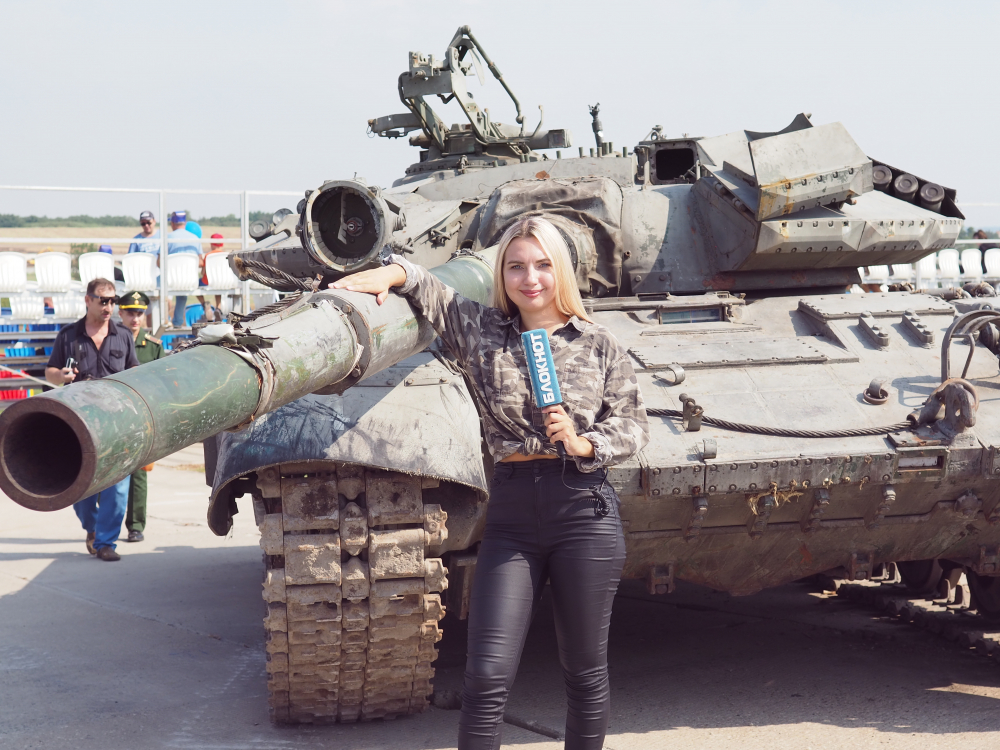 Военная техника, оружие и сильные мужчины: Настя Чехова побывала на военном форуме «Армия 2022»