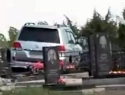 Внедорожник протаранил могилы Мариупольского кладбища Таганрога