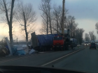 Фура со стройматериалами потерпела аварию под Таганрогом