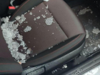 "Я ломал стекло": дебоширы бьют окна машин, но салон не обворовывают