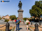 В честь дня города Таганрога к памятнику Петру I возложили цветы