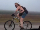 Брутальный морж взобрался на велосипед на трассе Ростов-Таганрог