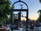 В память о героях России в Таганроге установлен мемориал «Колокол с журавлями» 