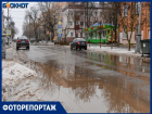 «Бегут ручьи, журчат ручьи»: в Таганроге снег превратился в огромные лужи