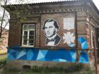 Портрет историка Лакиера пишет художник Антон Тимченко на доме в Таганроге