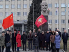  Юные и пожилые коммунисты Таганрога восхваляли Ленина у его памятников