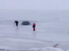  Автомобиль таганрогского рыбака провалился под лед