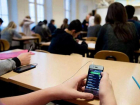 Скоро всем школьникам запретят использовать мобильные устройства на уроках
