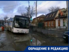 «Проехать нереально»: огромные ямы на Дзержинского не дают водителям покоя