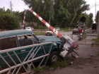 В Таганроге на улице Социалистической автомобиль «Жигули» врезался в шлагбаум