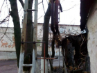 Трубы теплотрассы согревают воздух Таганрога