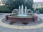 "Не фонтан": в Таганроге уже традиционно потёк фонтан на Октябрьской площади
