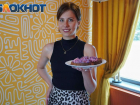 «Одомашнила» рецепт и аппетитно презентовала – Анастасия Петракова в кулинарном этапе «Мисс Блокнот»