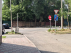 Вандалы сорвали и разрисовали дорожные знаки в Таганроге 