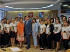 Сотрудников МФЦ Таганрога поздравили с профессиональным праздником
