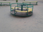 Детская площадка на Центральном пляже в Таганроге вызывает опасения у таганрожца