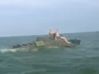 Приятную водную прогулку на БТР в Таганрогском заливе сняли на видео