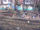 Детская площадка в Таганроге заросла мусором