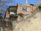 Местные жители с улицы Ломакина в Таганроге рискуют жизнью из-за обвалившегося оврага