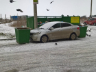 Автомобиль автохама  замуровали мусорными контейнерами в Таганроге
