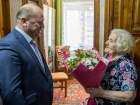  Замгубернатора поздравил с днём рождения таганроженку, которой исполнилось 96 лет