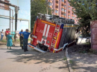 В Таганроге пожарная машина ушла колесом под землю