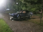 Водитель «Ниссан» снёс забор и лавку в Петровском сквере Таганрога