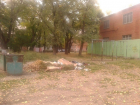 В Западном районе Таганрога мусорные баки ставят на бывших детских площадках