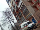 В Таганроге из окна многоэтажки выпал мужчина