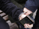 Таганрогские полицейские задержали 18-летнего парня, укравшего мобильный