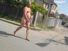 А король-то голый: на улицах Таганрога заметили странного мужчину