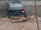 В Таганроге кирпичные стены падают на автомобили
