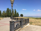 Грязная набережная Таганрога вся в паутине
