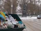 Полюбоваться мусором заставили и классика – «лодочку» установили напротив памятника Чехову