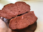 Розовый  «чудо-хлеб» купила горожанка в «Магните» в Таганроге