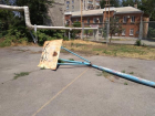 Не место для игр: взрослые отобрали у детей спортивную площадку в Таганроге