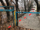 Власти объяснили, почему закрыта калитка в сад и пообещали отсыпать дорогу