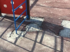 В Таганроге изуродовали новое покрытие на детской площадке в Приморском парке