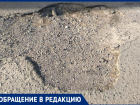 Котлован глубиной в 20 см образовался на тротуаре Таганрога