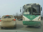 Наглый троллейбус бесстрашно шел на таран в Таганроге