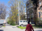 Установщики рекламы сломали светофор грузовиком в Новотрубном городке Таганрога 