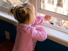 В Таганроге двухлетняя девочка выпала из окна пятого этажа