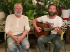 Бородатые уроженцы Таганрога исполнили дуэтом песню для подписчиков