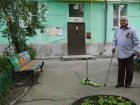 В Таганроге образцовый порядок во дворе пятиэтажки поддерживает 94-летний ветеран войны