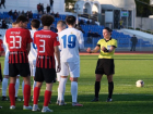 Заканчивают без тренера и без поля: таганрогские футболисты проиграли на выезде