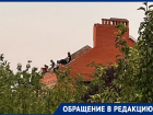 Подростки устраивают квесты на крыше заброшенного двухэтажного дома в Таганроге 