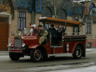 В Таганроге Дед Мороз поменял упряжку на ретро-автомобиль МЧС