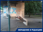 Спящие в Таганроге: горожане снова жалуются, что остановки превращают в ночлежки