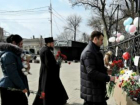 Руководители Таганрога возложили цветы на месте  скорби по погибшим на пожаре в Кемерово